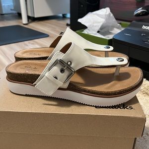 CLARKS White Elayne Step Patnet Leather Comfort Sandals flip flop